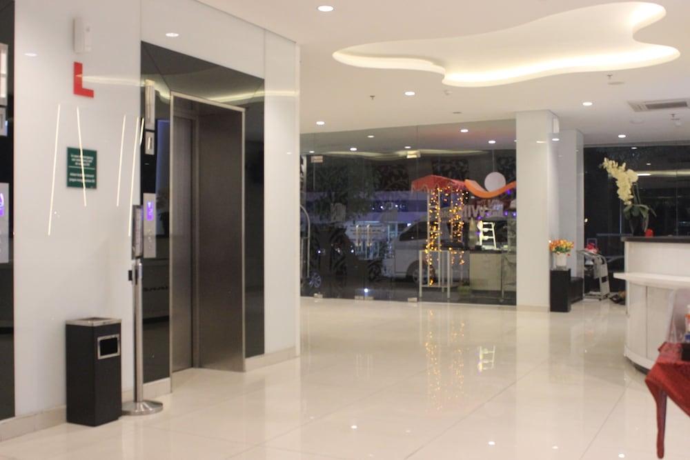 โรงแรมเดอะ วิน สุราบายา ภายนอก รูปภาพ